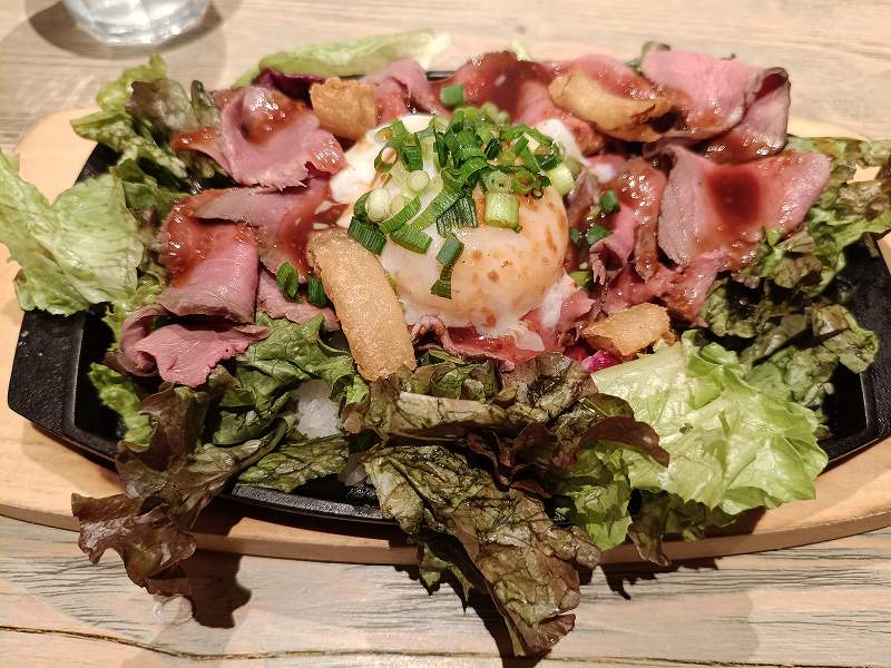 BEER&GRILLコウベビアハウゼ 自家製ローストビーフと温泉卵のオーバーライス